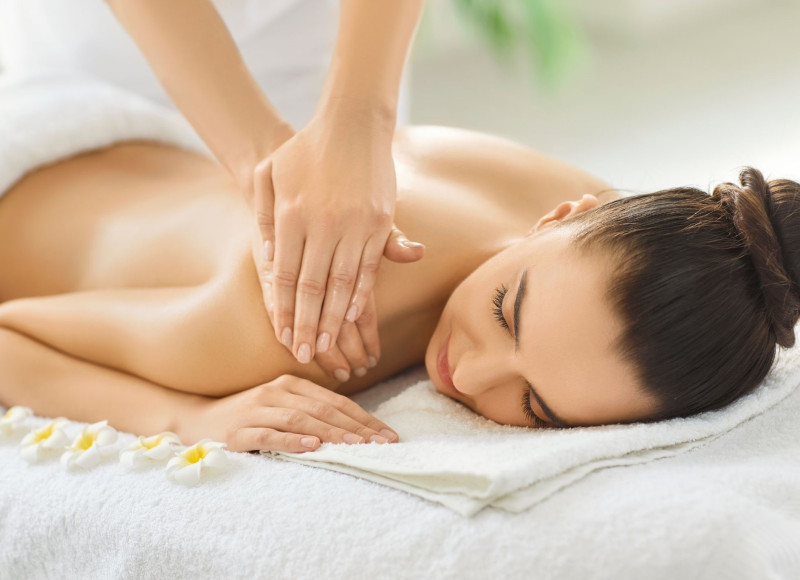 精油按摩全解析：五大特性、五種精油類型、四種按摩差異、注意事項 --【丰居微風SPA】